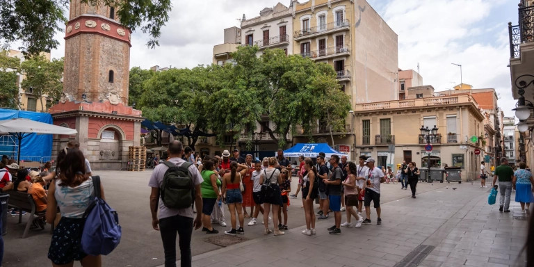 Un grupo de turistas en la plaza de la Vila de Gràcia / LUIS MIGUEL AÑÓN