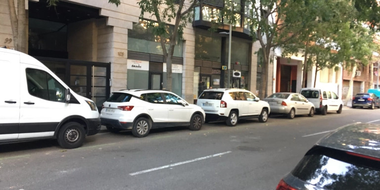 Vehículos estacionados en la calle dels Enamorats / RP