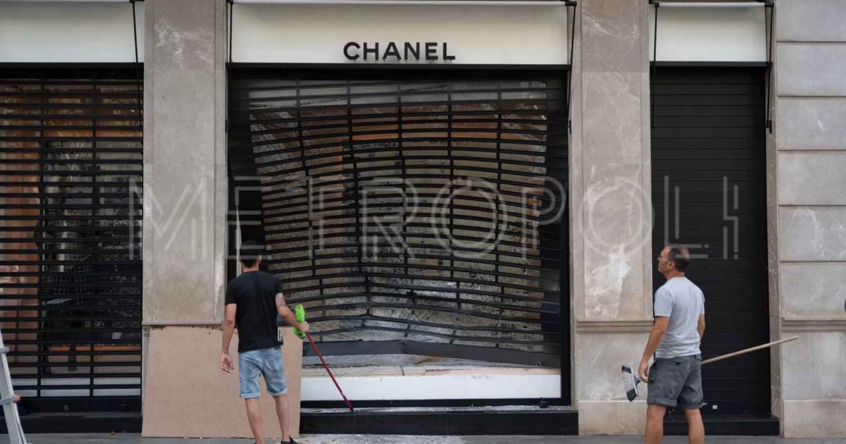 Intentan robar por alunizaje en la tienda Chanel de Barcelona y huyen ante  los Mossos