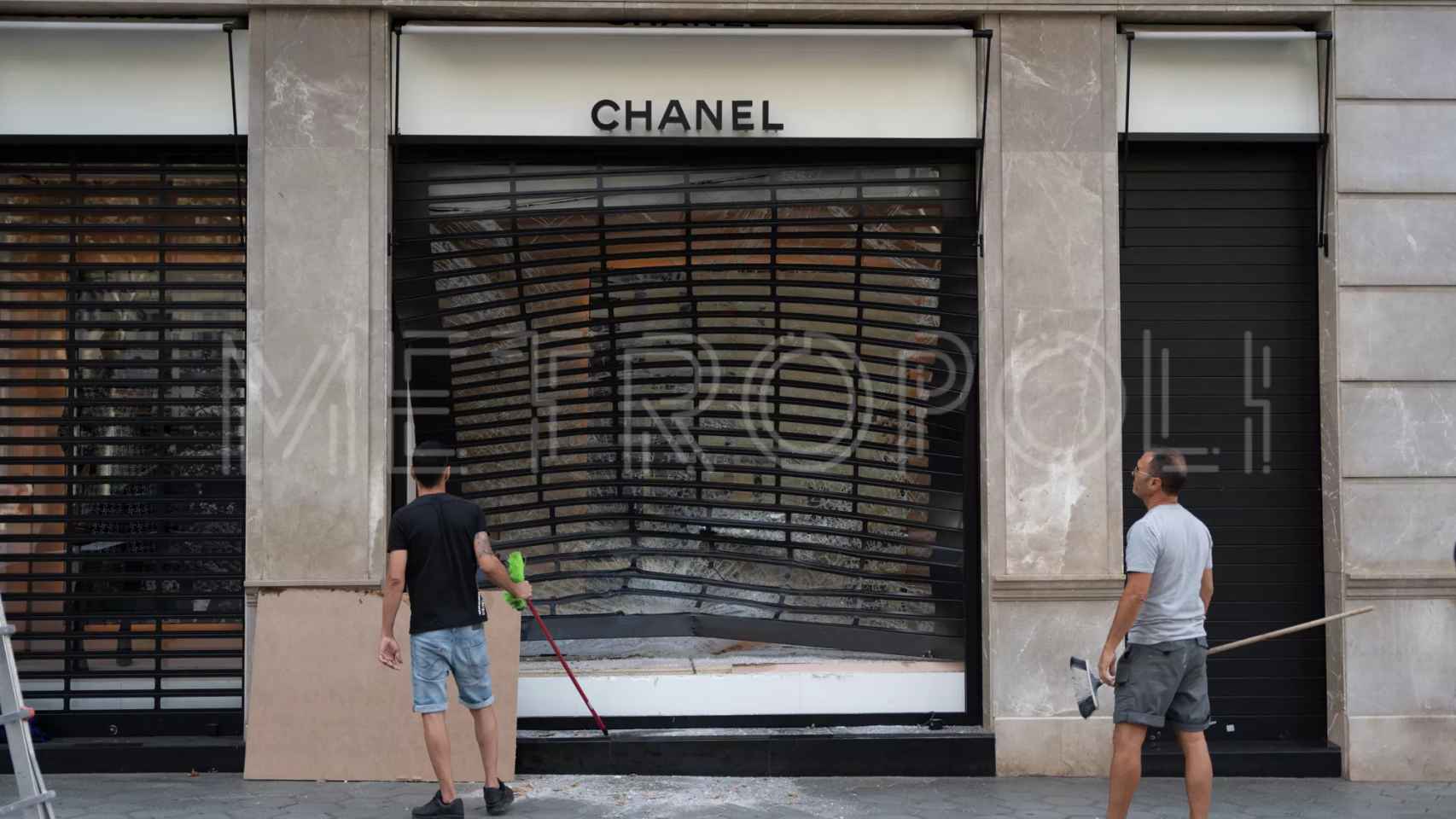 Robo por alunizaje en la tienda Chanel del paseo de Gràcia de Barcelona / LUIS MIGUEL AÑÓN