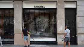 Robo por alunizaje en la tienda Chanel del paseo de Gràcia de Barcelona / LUIS MIGUEL AÑÓN