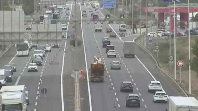 Retenciones en el Prat de Llobregat por unas obras en la carretera / TRÀNSIT