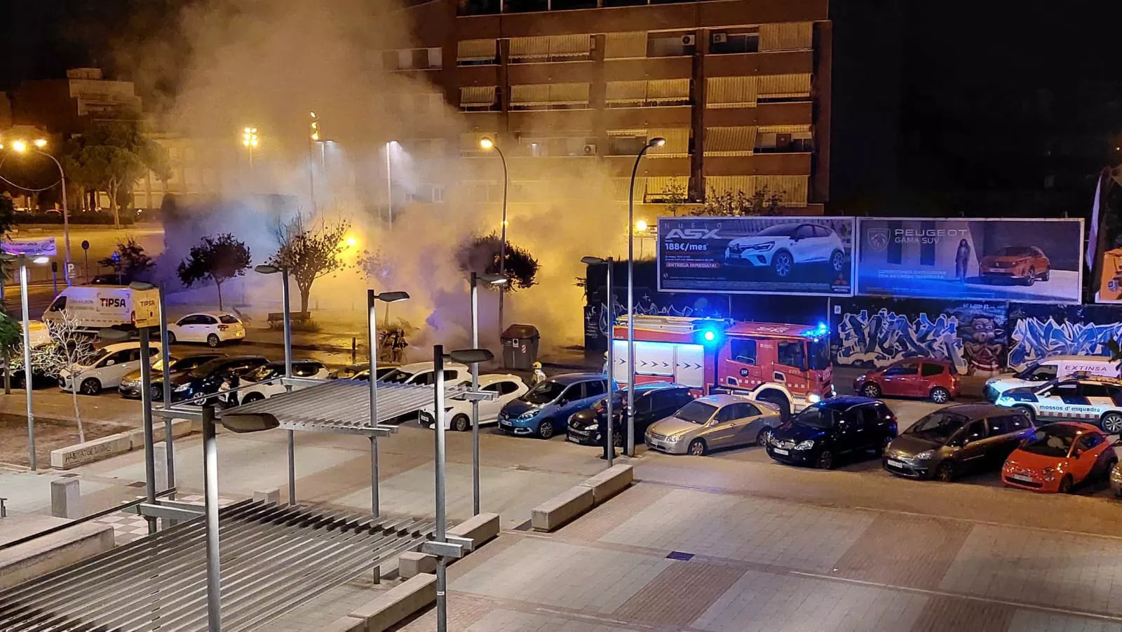 Varios coches y contenedores queman en Badalona / Sergio Calahorro (Twitter)
