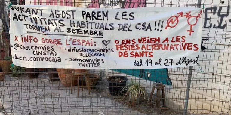 Pancarta en el edificio de Can Vies anunciado las fiestas alternativas / CEDIDAS
