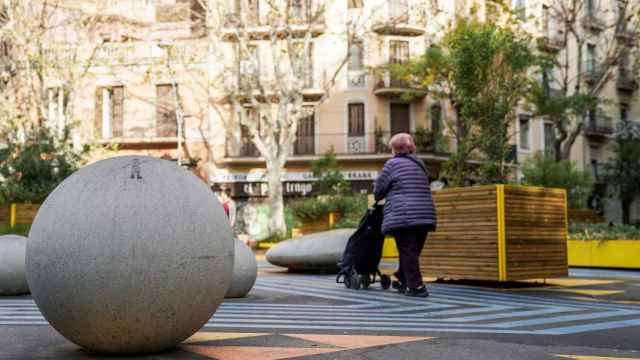 Una mujer camina por una 'superilla' / EUROPA PRESS