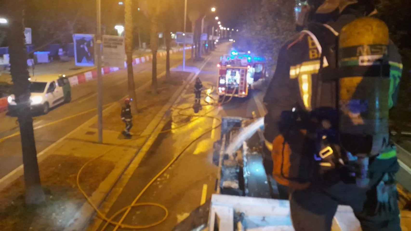 Bomberos apagando un camión de la basura incendiado en Barcelona / BOMBERS BCN
