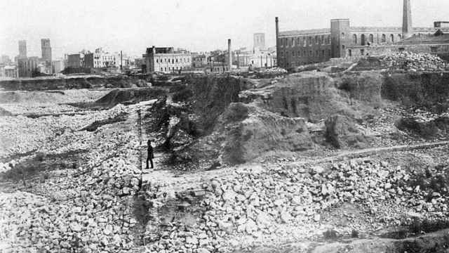 Restos del Baluarte de los Tellers en 1855 que muestran los edificios de la antigua Fábrica Bonaplata a la derecha / WIKIPEDIA