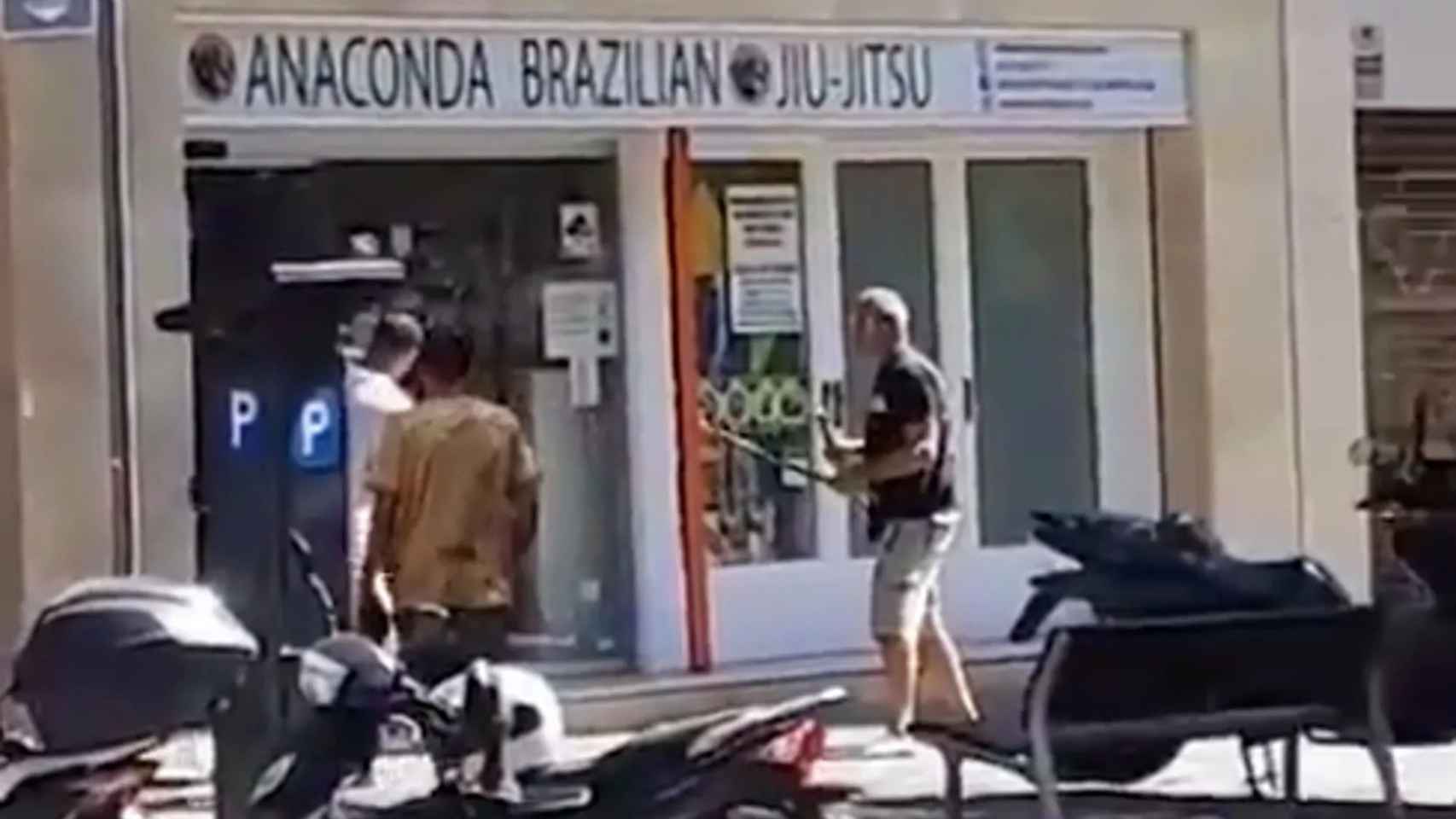 Enfrentamiento entre los ladrones y Moraes, quien evitó un asalto a turistas en Travessera de Gràcia / TWITTER