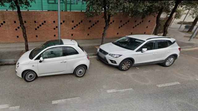 Vehículos aparcados en la calle de la Torre Melina / MAPS