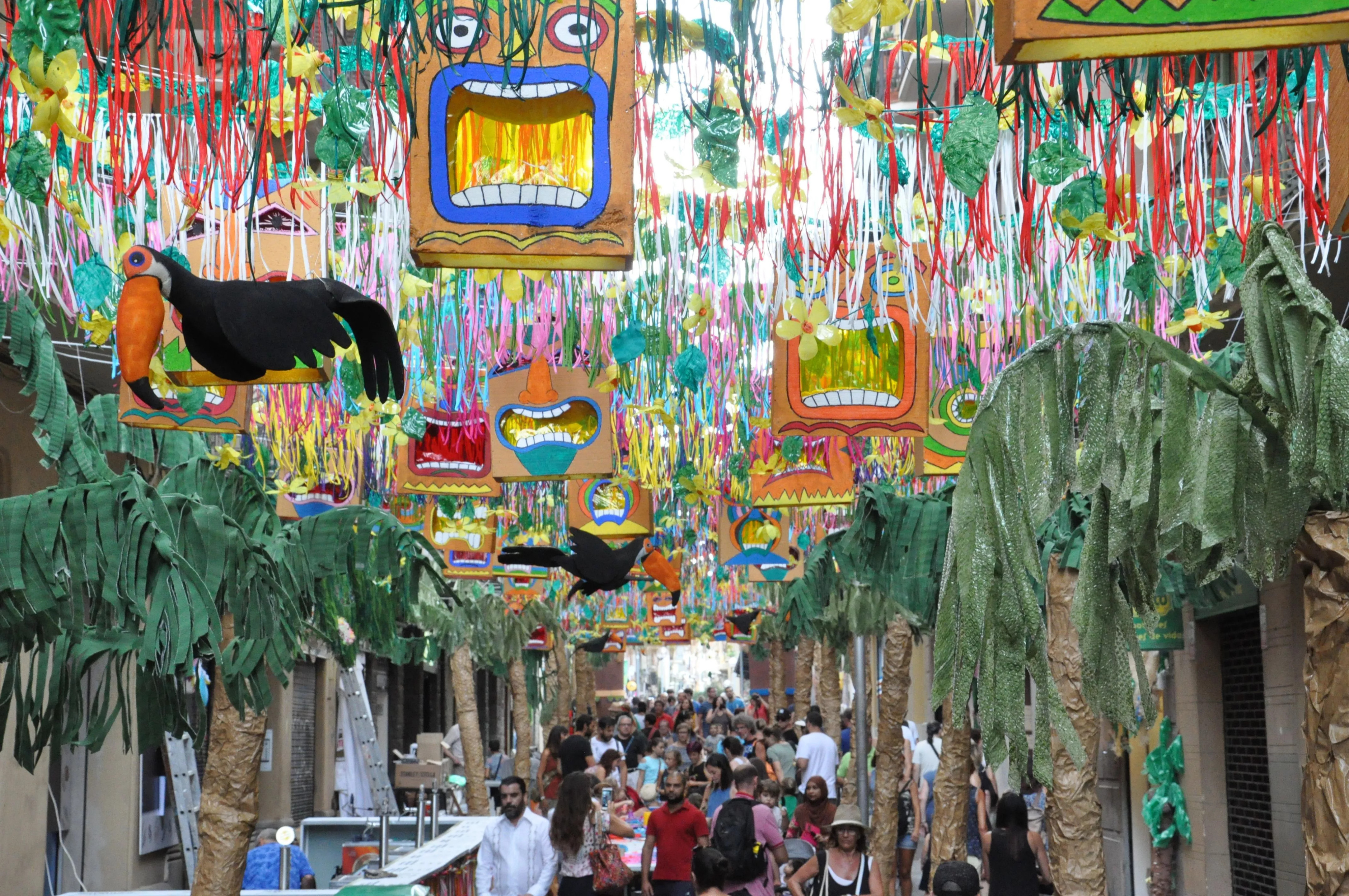 Calle decorada en las Fiestas de Gràcia / ARCHIVO