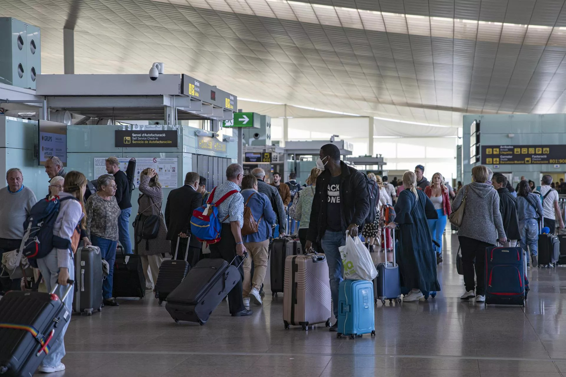 Un grupo de personas con maletas en el aeropuerto de Barcelona / Lorena Sopeña (EP)