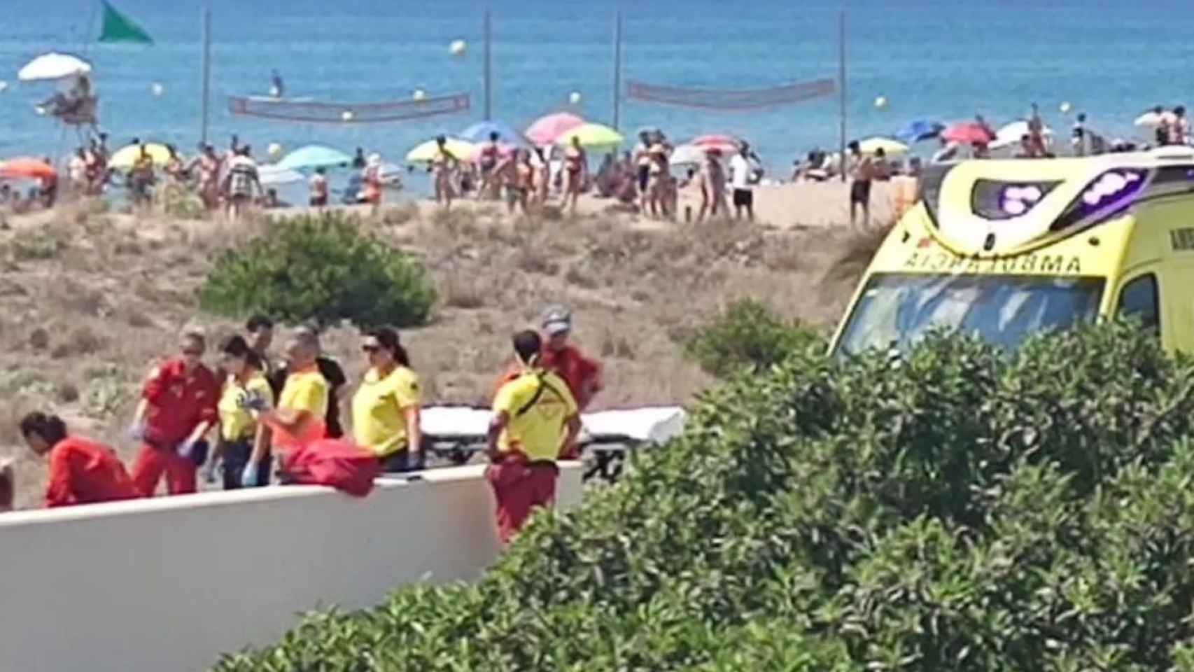 El hombre se desplomó en el paseo marítimo / Policía local de Castelldefels