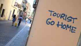 Pintada en contra de los turistas en el bario de Gràcia / Twitter