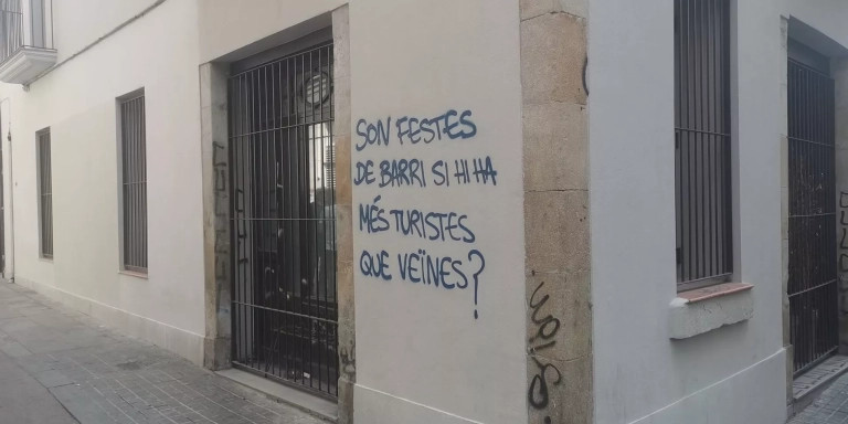 Pintada en una calle de la Vila de Gràcia / @pronomboig