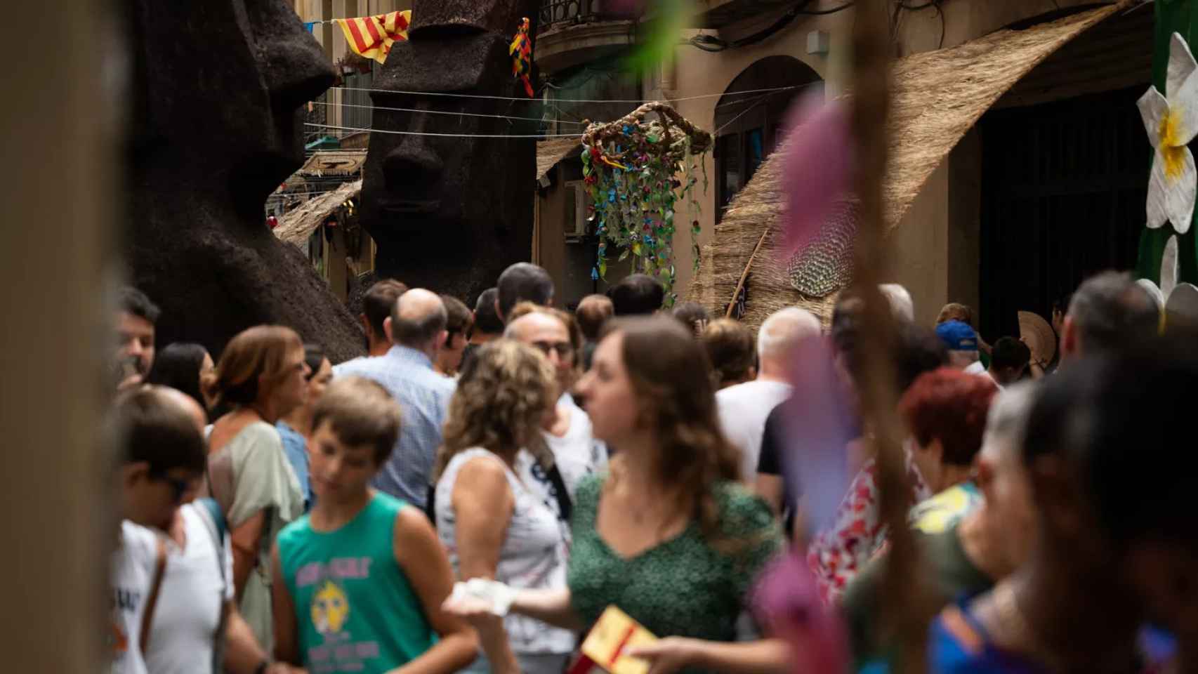 Barceloneses disfrutando de las Fiestas de Gràcia / LUIS MIGUEL AÑÓN