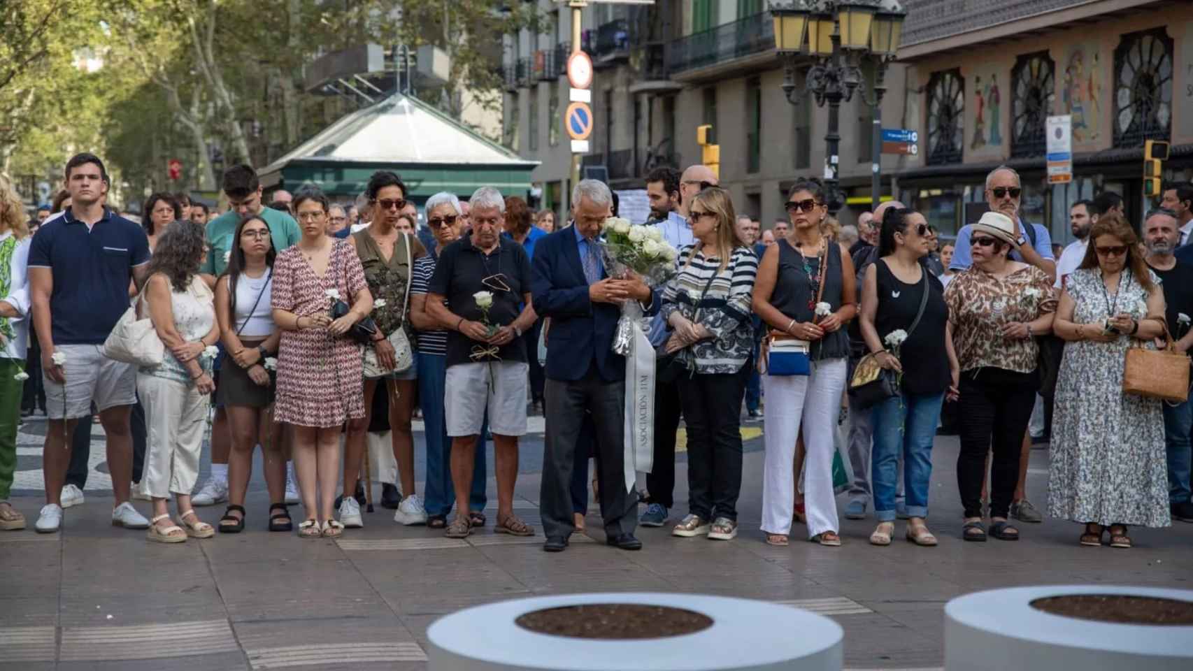 Imagen de las víctimas realizando un minuto de silencio durante el sexto aniversario de los atentados del 17A / LORENA SOPENA - EUROPA PRESS