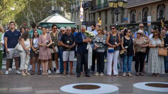 Imagen de las víctimas realizando un minuto de silencio durante el sexto aniversario de los atentados del 17A / LORENA SOPENA - EUROPA PRESS