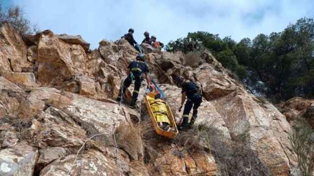 Los Bomberos rescatan a un joven atrapado en Montjuïc / Bombers