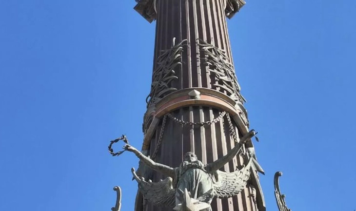 Hoja de cáñamo en el monumento a Colón / Ajuntament de Barcelona