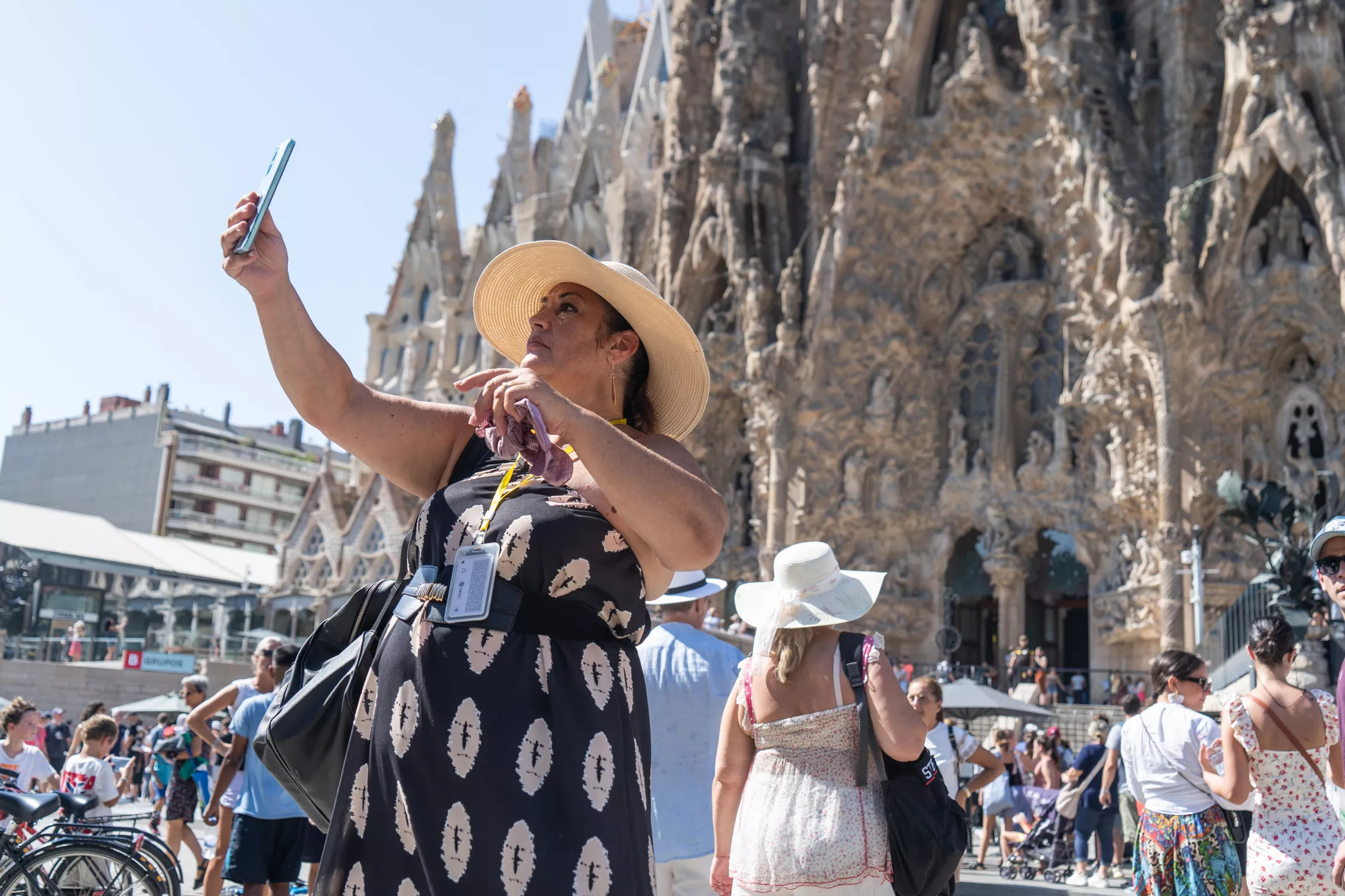 Turistas frente a la Sagrada Família / SIMÓN SÁNCHEZ