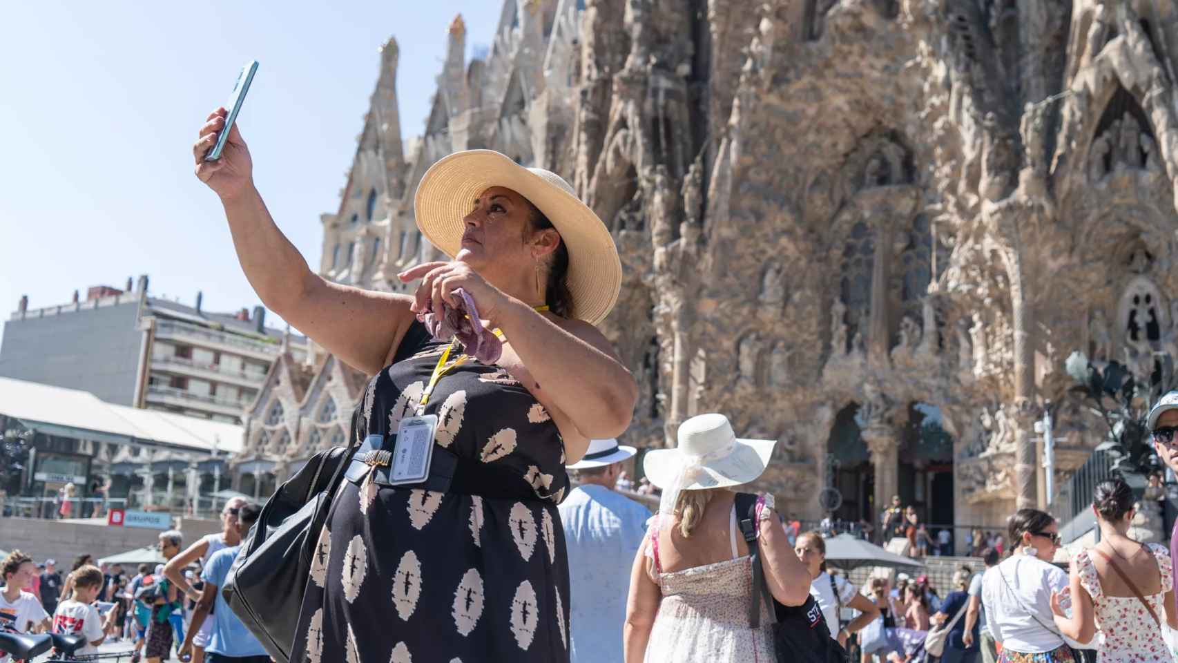 Turistas frente a la Sagrada Família / SIMÓN SÁNCHEZ