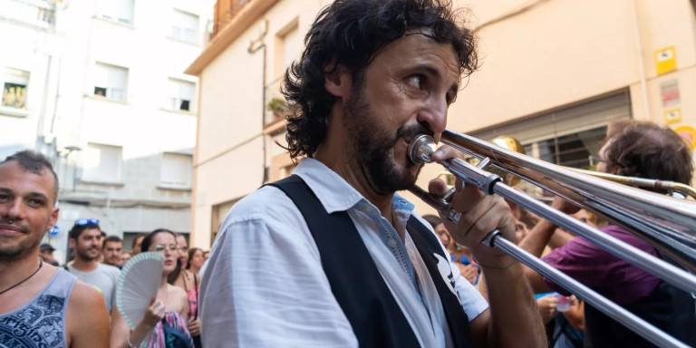 Una músico durante una charanga durante las Fiestas de Sants 2023 / GALA EPÍN