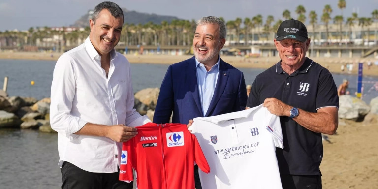 Jaume Collboni y los directores generales de ambas competiciones se cambian las camisetas / EFE