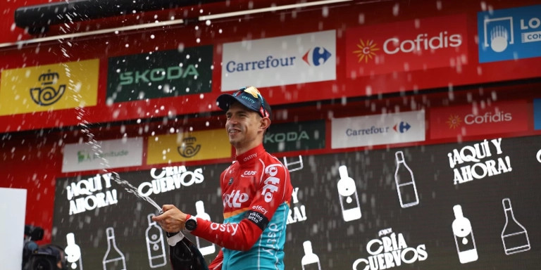 Celebración de uno de los ciclistas tras la segunda etapa de La Vuelta / SIMÓN SÁNCHEZ
