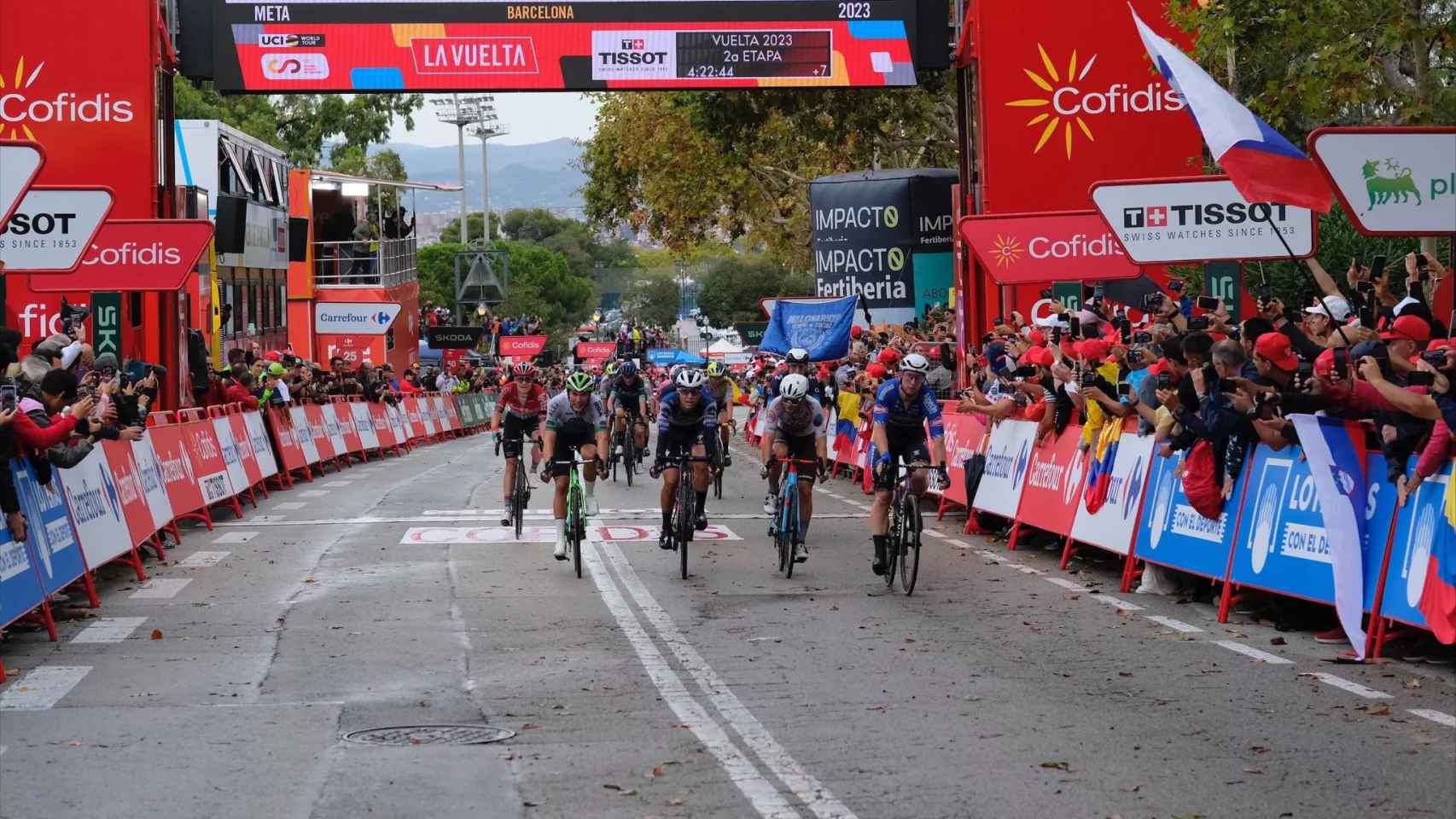 Ciclistas durante la segunda fase de La Vuelta / SIMÓN SÁNCHEZ
