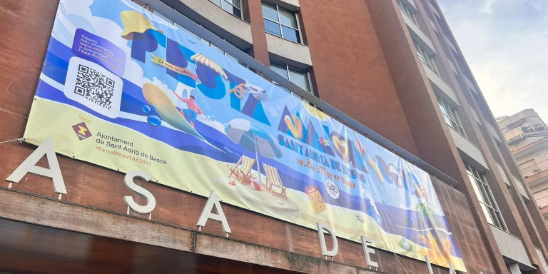 El cartel promocional de la Festa Major de Sant Adrià colgado en el Ayuntamiento / METRÓPOLI