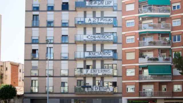 Bloque de pisos Guillem Agulló donde viven familias vulnerables que Endesa les cortó la luz hace un mes / GALA ESPÍN