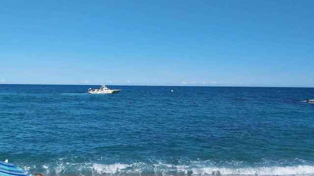 Una embarcación de la Guardia Civil en la playa del Coco de Badalona / AJUNTAMENT BADALONA