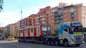 Transportan un vagón del metro de Barcelona / ROSA LUQUE
