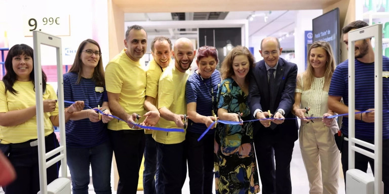 Los representantes de IKEA en el corte de la cinta en la nueva tienda de Glòries / CEDIDA
