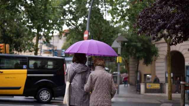 fotonoticia 202Dos mujeres pasean por Barcelona bajo un paraguas / DAVID ZORRAKINO - EP30902094401 1920