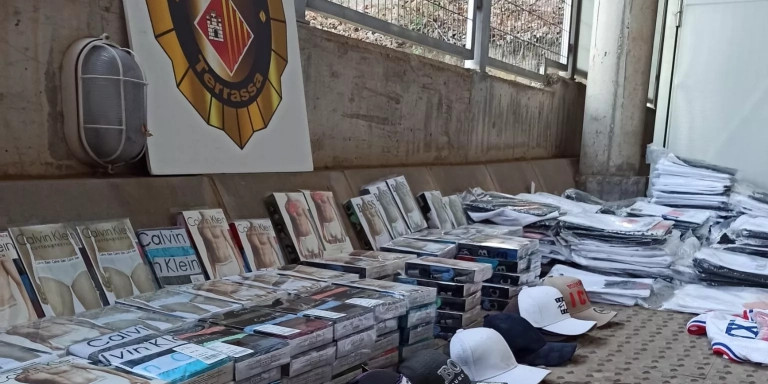 Los 1.100 productos falsificados que llevaba el hombre encima en Terrassa / POLICIA MUNICIPAL TERRASSA 
