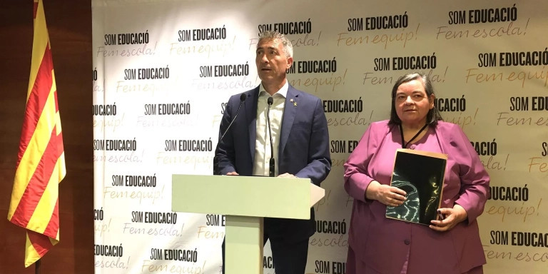 El conseller de Educación en 2022, Josep Gonzàlez-Cambray, junto a Carme Junyent / EP