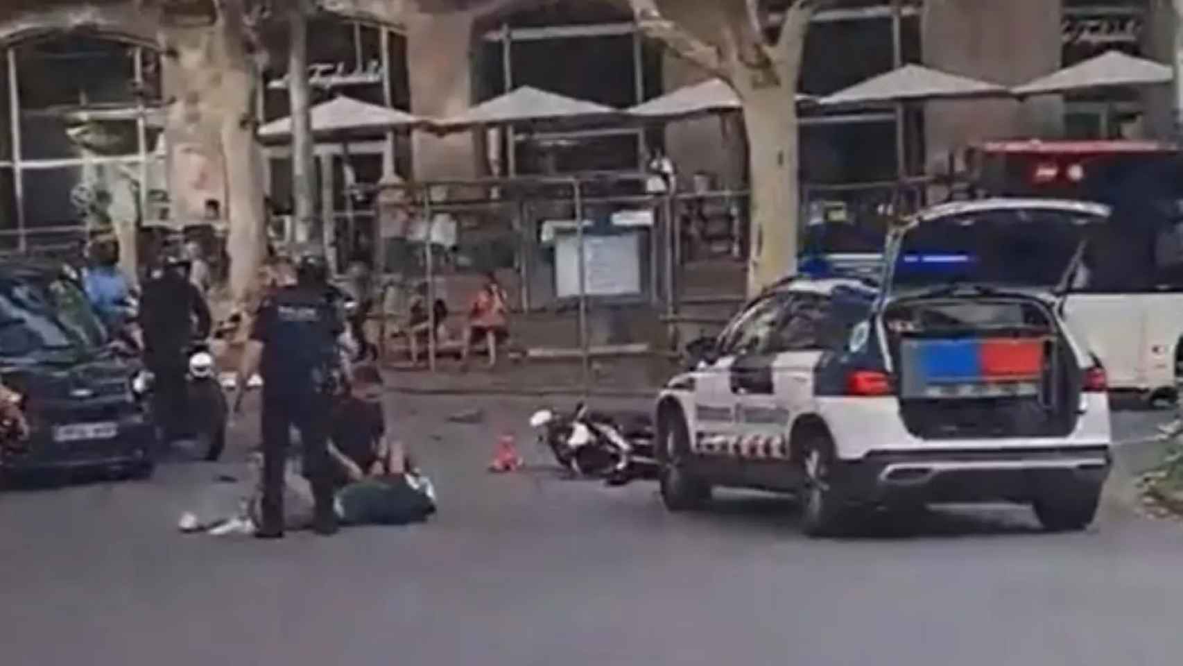 Captura de pantalla del vídeo del atropello en Barcelona / REDES SOCIALES