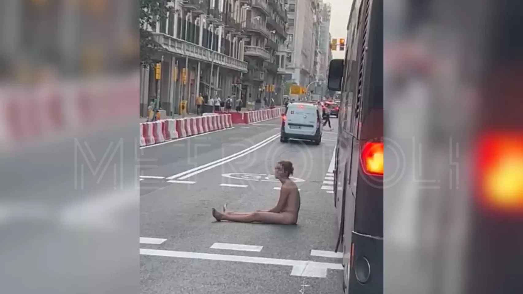 Una joven sentada, desnuda, en medio de la Via Laietana de Barcelona / CEDIDA