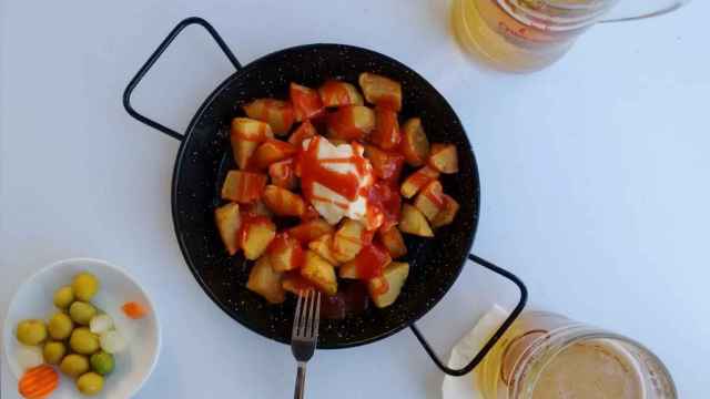 Una ración de patatas bravas y dos cervezas en una imagen de archivo / WIKIMEDIA COMMONS