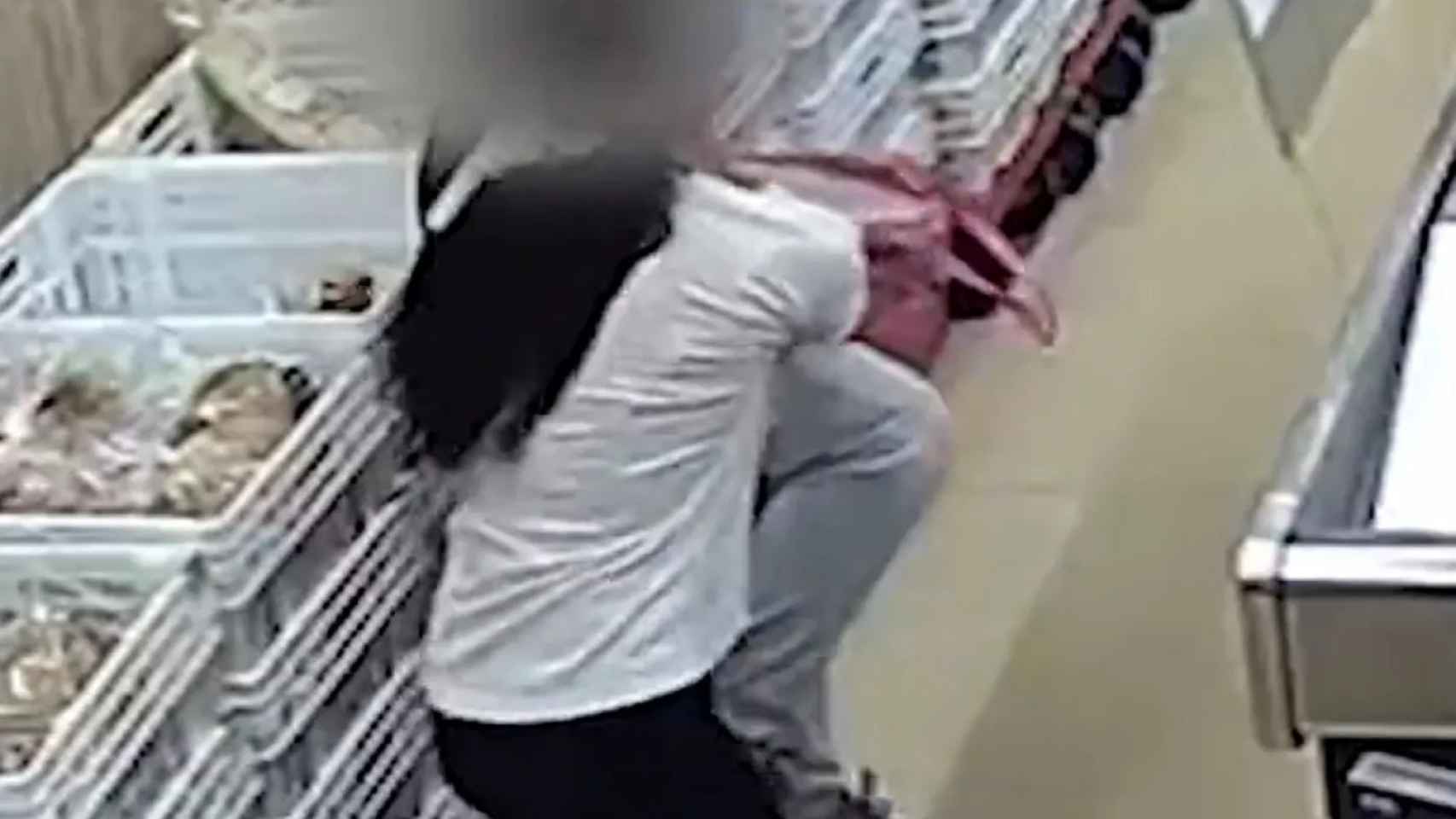 Captura de pantalla del vídeo de la agresión a una trabajadora de Martorell / MOSSOS D'ESQUADRA
