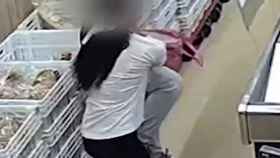 Captura de pantalla del vídeo de la agresión a una trabajadora de Martorell / MOSSOS D'ESQUADRA