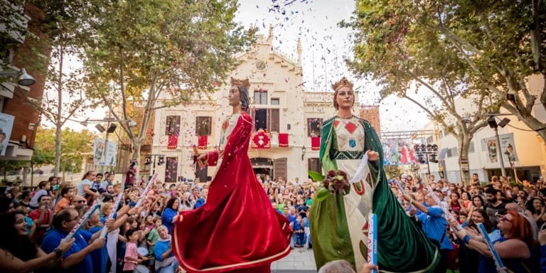 Baile de gigantes en la Fiesta Mayor de El Prat / AJ EL PRAT