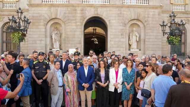 Minuto de silencio en el Ayuntamiento de Barcelona / AYUNTAMIENTO DE BARCELONA