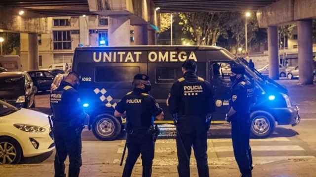 Agentes de la Unidad Omega en la calle de Alfons XIII de Badalona / PABLO MIRANZO - MA