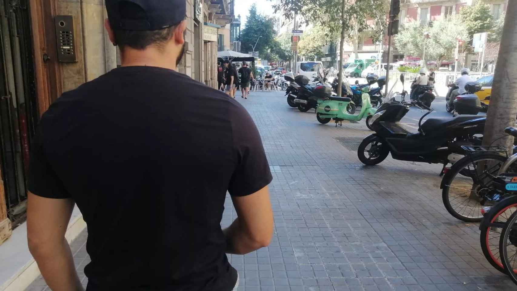 Miguel (de espaldas) un rider que trabaja con una cuenta alquilada para Uber Eats / ANDONI BERNÁ - METRÓPOLI
