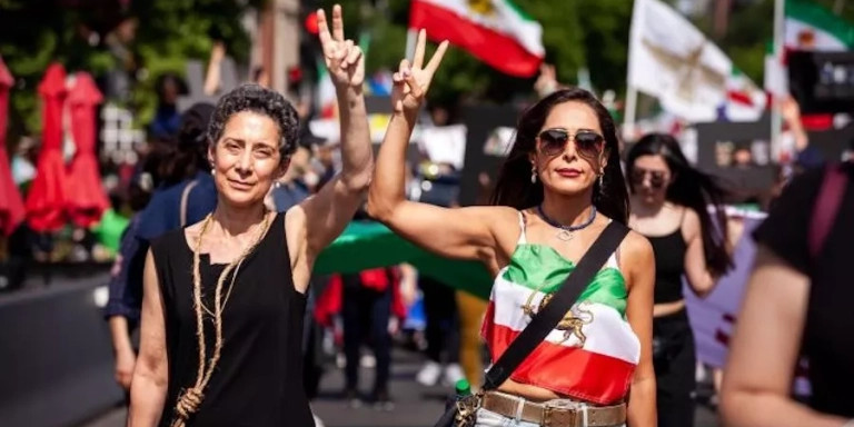 Manifestantes protestan por los derechos de las mujeres en Irán / TWITTER
