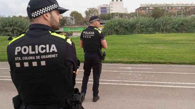 Agentes de la Policía Local de Santa Coloma en el río Besòs controlando el buen uso de VMP / AJUNTAMENT SANTA COLOMA
