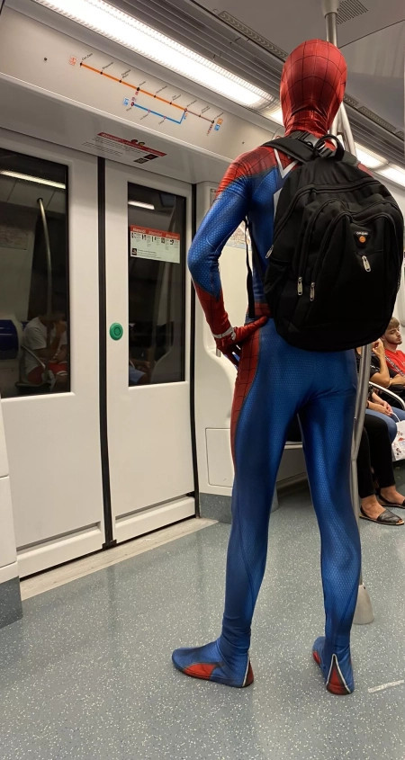 Spiderman en el interior del vagón / @AlexCarreraCab2