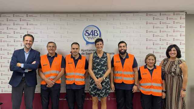 image La alcaldesa Filo Cañete con los cuatro serenos de Sant Adrià / AJUNTAMENT SANT ADRIÀ